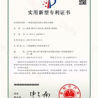 一种进出线共室的小型化分接箱